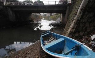 FOTO WISATA AIR SOLO : Duh, Perahu Kali Pepe Terbengkalai