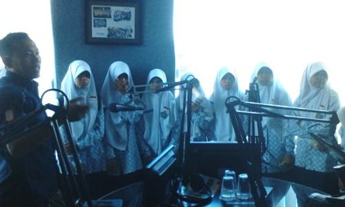 FOTO KUNJUNGAN MEDIA : Outing Class, SMP Islam Al Hadi Kunjungi Solopos