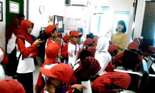 FOTO KUNJUNGAN MEDIA : SD Islam Umum Nawa Kartika Kunjungi Solopos