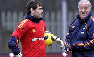 KARIR PEMAIN : Del Bosque Pertahankan Casillas