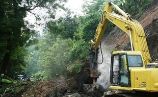 LONGSOR GUNUNGKIDUL : Batu Menempel Diturunkan Secara Manual, Apa Risiko Terburuk?