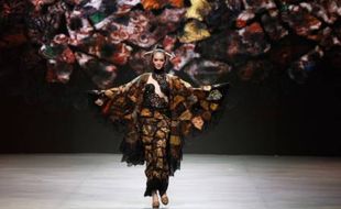 FOTO INDONESIA FASHION WEEK : Karya Elegan Anne Avantie di IFW 2015