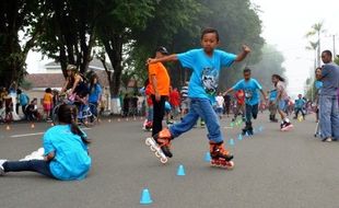 Komunitas Sepatu Roda Madiun berlatih di Jl. Pahlawan