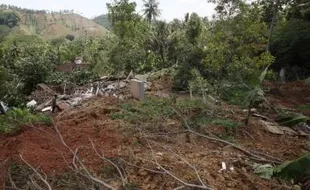 HUJAN DERAS KARANGANYAR : TALUT SMP 2 Longsor, Satu Jalur Jalan Tawangmangu-Matesih Tertutup