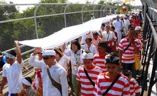 FOTO NYEPI 2015 : Melasti di Surabaya Tak Hanya Berbusana Putih