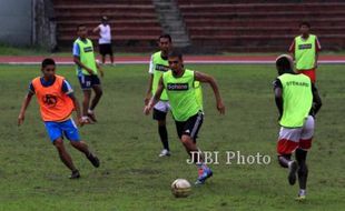 SKUAT PERSIS SOLO : Aris Tetap Rahasiakan Calon Striker Baru