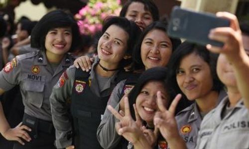 FOTO POLWAN BERJILBAB : Kini Polisi Indonesia Boleh Berjilbab