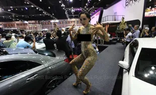 PAMERAN OTOMOTIF : Tampilkan Body Painting, SPG Cantik Ini Jadi Pusat Perhatian