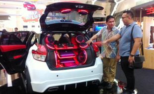 YARIS SHOW OFF : Kandidat King of Yaris Ini Tampil di Surabaya...