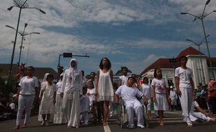 FOTO HARI DOWN SINDROME : Aksi Teatrikal di Titik Nol