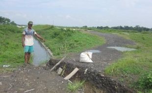 PROYEK TOL SOKER : Tutup Akses Tol Soker, Warga Boyoalali Buat Parit