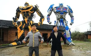 INOVASI OTOMOTIF : Bapak dan Anak Ini Sulap Mobil Bekas Jadi Robot Transformers