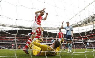 ARSENAL VS WEST HAM UNITED : Meriam London Berondong Gawang West Ham 3 Gol