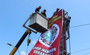 Naik Mobil Crane, Bupati Kulonprogo Turunkan Baliho Iklan Rokok