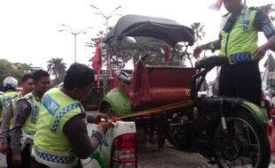 BECAK MOTOR : Polisi Sita Bentor yang Beroperasi di Jalan Senopati