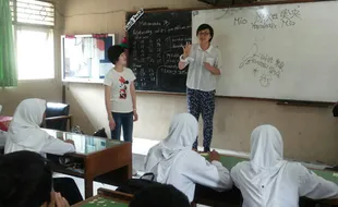 Bule Jepang Mengajar di SMPN 1 Wates