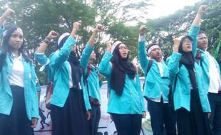 DEMO MEI 2015 : 50 Mahasiswa Solo “Jemput” Jokowi di Jakarta