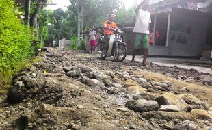 KERUSAKAN JALAN SUKOHARJO : Jalan di Kartasura Hancur Digilas Truk, Developer Didesak Tanggung Jawab