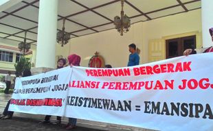 DEMONSTRASI JOGJA : Serikat Perempuan Mataram Suarakan Kesetaraan dalam Raperdais