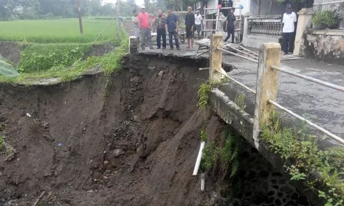 BENCANA KLATEN : Hujan Deras, Talut Jembatan di Kebonarum Longsor