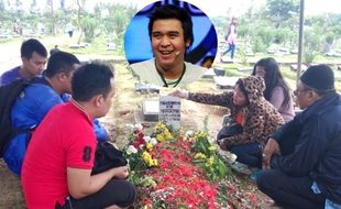 OLGA SYAHPUTRA MENINGGAL : Dijejali Pelayat, Makam Olga Ambles