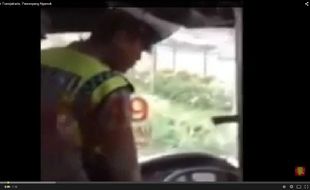 TRANSJAKARTA DITILANG POLISI : Video Polisi Marah dan Tilang Transjakarta Beredar, Ahok Lapor Polda