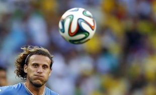 BINTANG SEPAK BOLA : Diego Forlan Resmi Pensiun