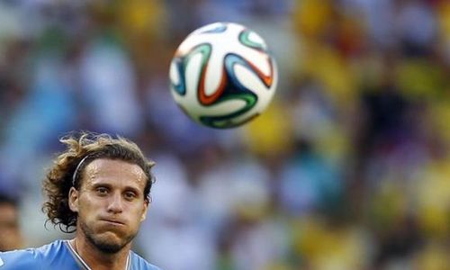 BINTANG SEPAK BOLA : Diego Forlan Resmi Pensiun