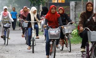 KAMPUNG INGGRIS PARE : Luar Biasa, di Kampung Inggris, Sepeda Ontel Menjadi Budaya Menuntut Ilmu