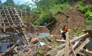 TANAH LONGSOR KULONPROGO : Satu Rumah Hancur, Belasan Lainnya Rusak