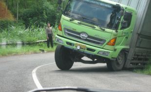 FOTO KECELAKAAN WONOGIRI : Truk Ini Terperosok di Tikungan Irung Petruk