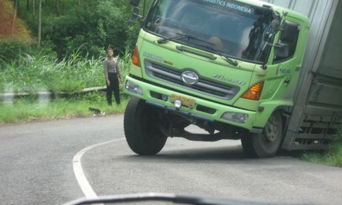 FOTO KECELAKAAN WONOGIRI : Truk Ini Terperosok di Tikungan Irung Petruk