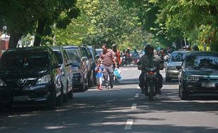 FOTO LALU LINTAS JOGJA : Bahu Jalan Buat Parkir?