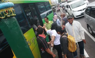 FOTO TRANS JOGJA : Macet, Penumpang Terpaksa Diturunkan