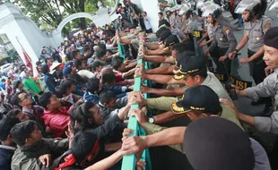 FOTO BANDARA KULONPROGO : WTT & Mahasiswa Tolak Pembangunan