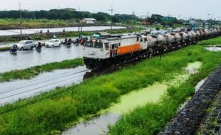 FOTO BANJIR PORONG : Rel Kereta Api Porong Terendam