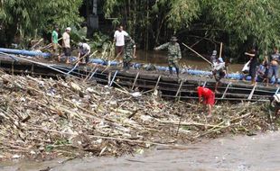 PENGELOLAAN SAMPAH SOLO : Pekan Depan, Aturan Denda dan Pidana Pembuang Sampah di Sungai di Solo Diberlakukan