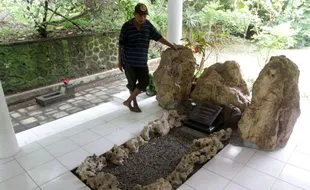 DEMAM AKIK : Duh, Batu Makam Seniman Dicuri