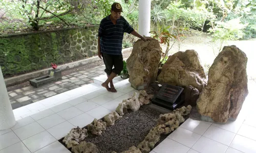 DEMAM AKIK : Duh, Batu Makam Seniman Dicuri