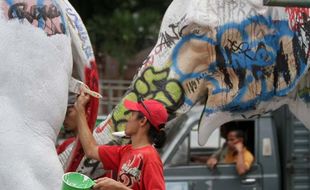 FOTO PENATAAN KAWASAN MALIOBORO : Gajah Bertautan Dicat Ulang