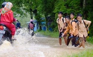 FOTO BANJIR NGAWI : SD dan SMA di Ngawi Terpaksa Libur