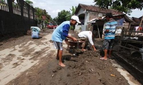 BANJIR SOLO : Dampak Banjir, Solo Panen Sampah dan Lumpur