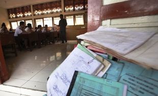 FOTO BANJIR SOLO : SMPN 23 Bersiap UN Seusai Banjir