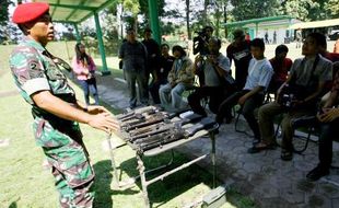 FOTO GATHERING KOPASSUS : Wartawan Diajak Berlatih Menembak