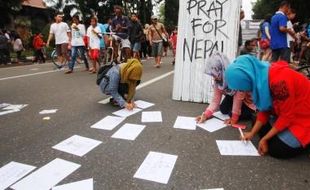 FOTO GEMPA NEPAL : CFD Solo Beraksi Pray For Nepal