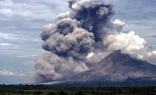 FOTO GUNUNG SINABUNG MELETUS : Sinabung Menggeliat, Ini Foto-Fotonya…