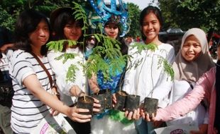 FOTO HARI BUMI : Mahasiswa Solo Dukung Hari Bumi AS