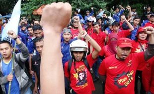 HARI BURUH : Puluhan Buruh SP LEM SPSI Konvoi ke Bundaran HI