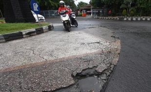 FOTO JALAN RUSAK SOLO : Kawasan Tugu Pemandengan Berlubang