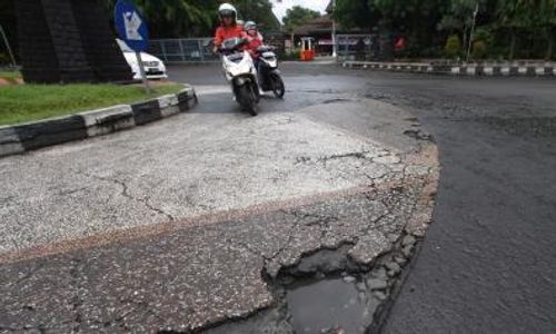 FOTO JALAN RUSAK SOLO : Kawasan Tugu Pemandengan Berlubang